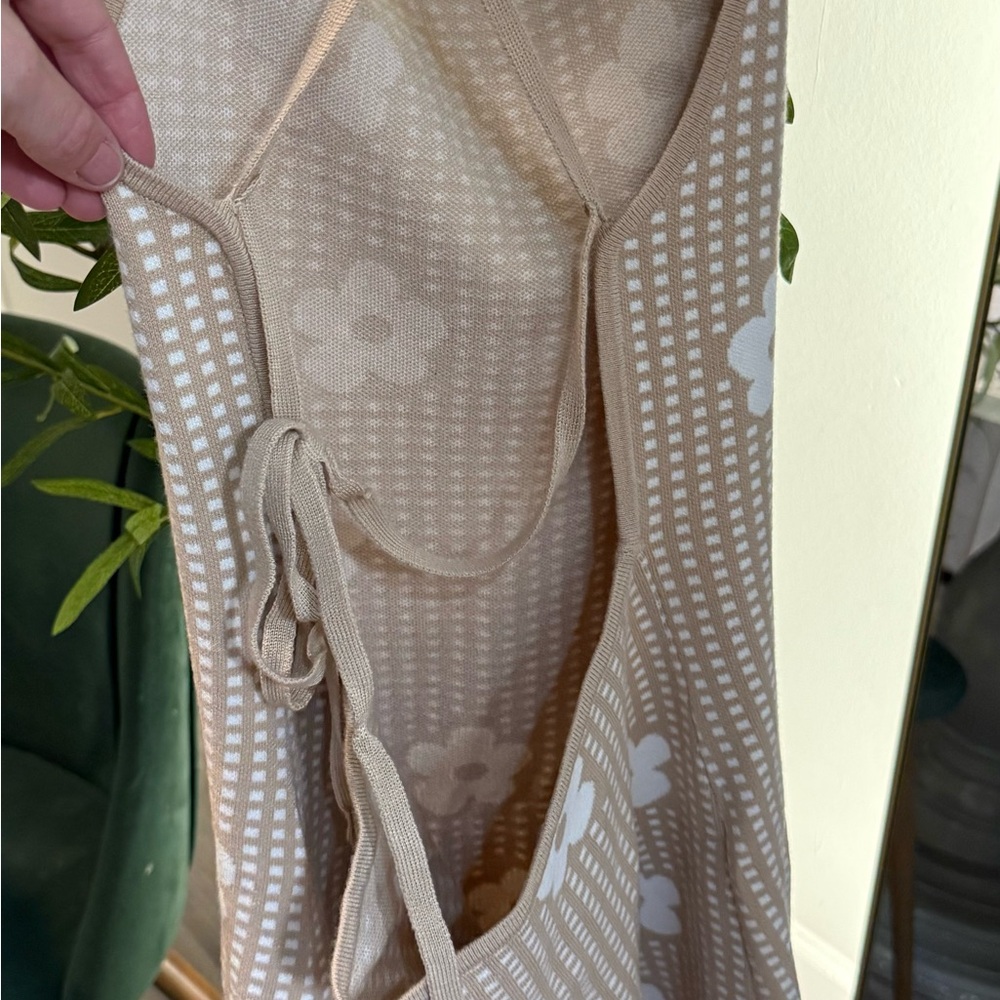 Elegant Backless Tan Floral Dress - Picture 2 of 5